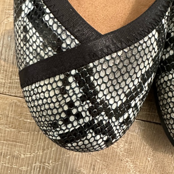 Vionic Snake Print Slip On Shoe women’s size 8 - Picture 10 of 11
